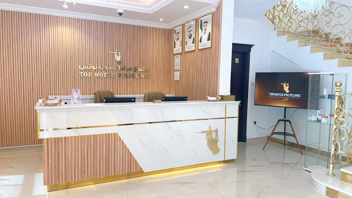 Reception desk in white marble and warm wood